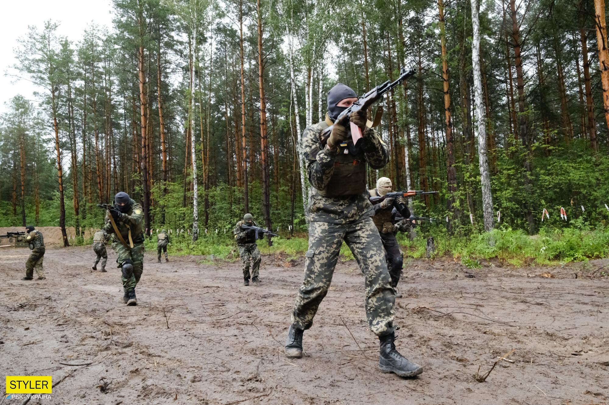 Тут ховалися 15 тисяч окупантів, а зараз тренуються бійці ТрО: сильні фото з навчального табору біля Бучі